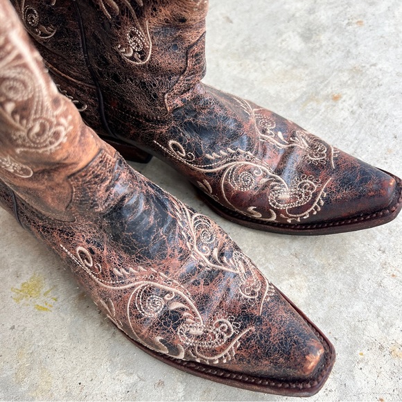 Circle G by Corral Women's Distressed Embroidered Snip Toe Cowboy Boots - Picture 3 of 4